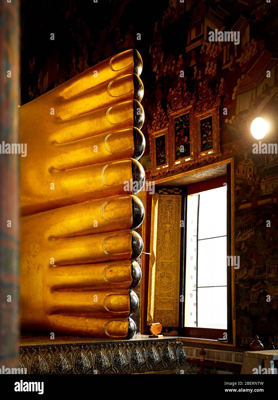Die Füße des Großen Goldenen Buddha-statue im Wat Pho Tempel in Bangkok, Thailand. Symbol für die buddhistische Kultur. Stockfoto