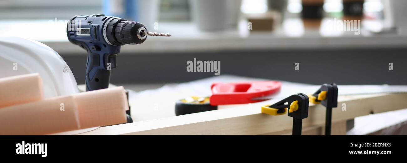 Am Arbeitsplatz Tischler ist Handbohrer, hält Schraubstock bar Stockfoto