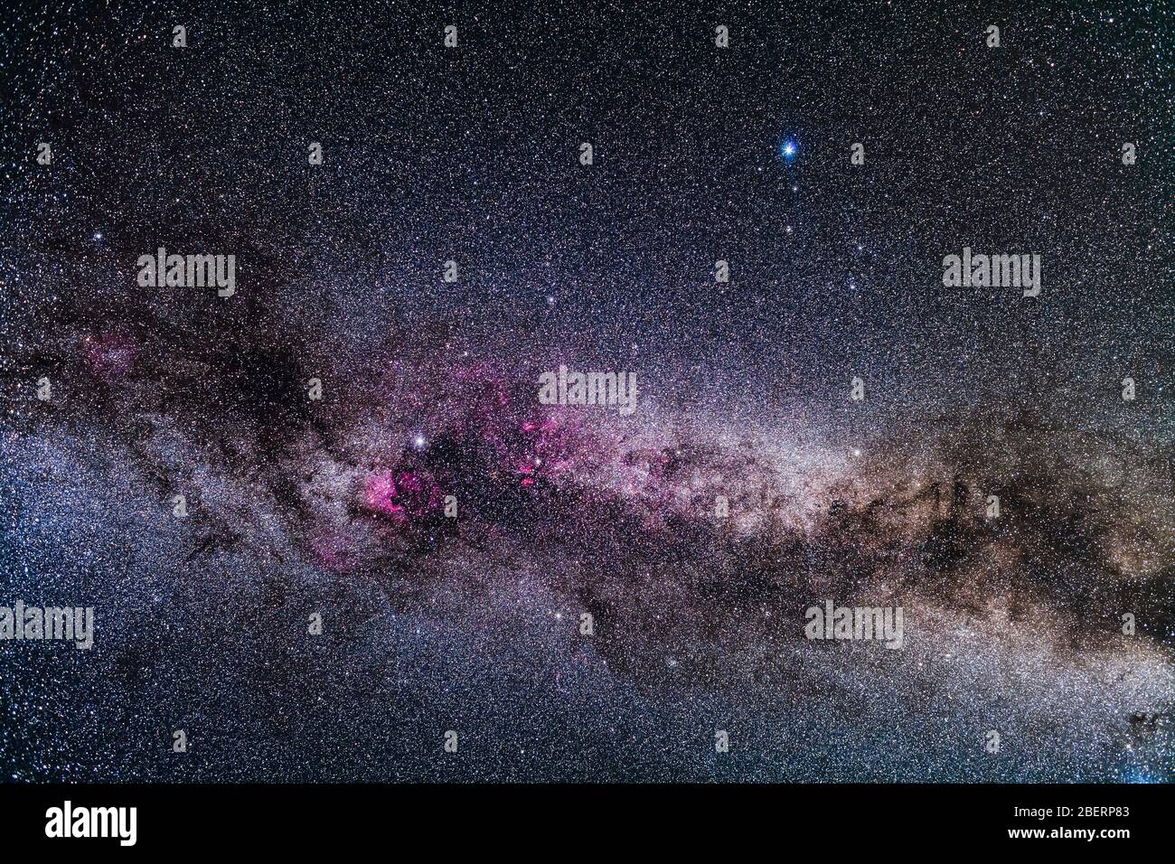 Die Sternbilder Cygnus und Lyra in der Nordsommermilchstraße. Stockfoto
