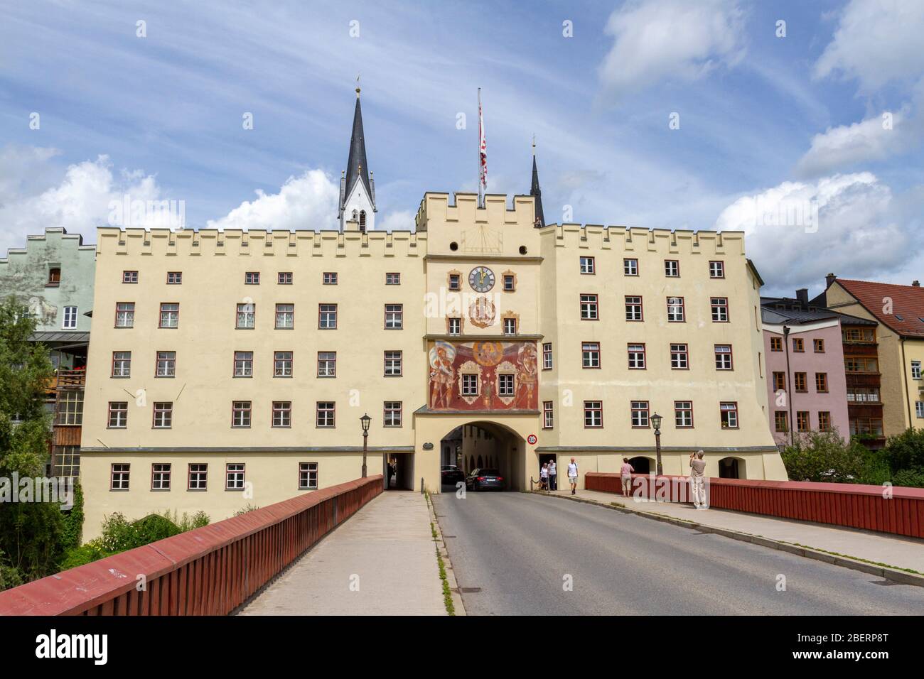 Stadttor (Brückentor oder Brucktortor), eines der Tore zur historischen Altstadt von Wasserburg, Bayern, Deutschland. Stockfoto