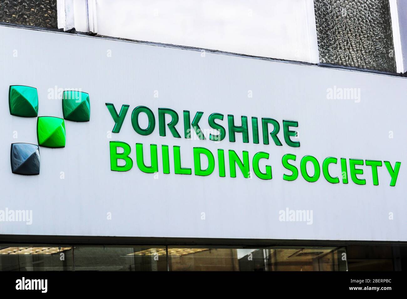 Logo für Yorkshire Building Society, über Bankgebäuden, Kilmarnock, Großbritannien Stockfoto