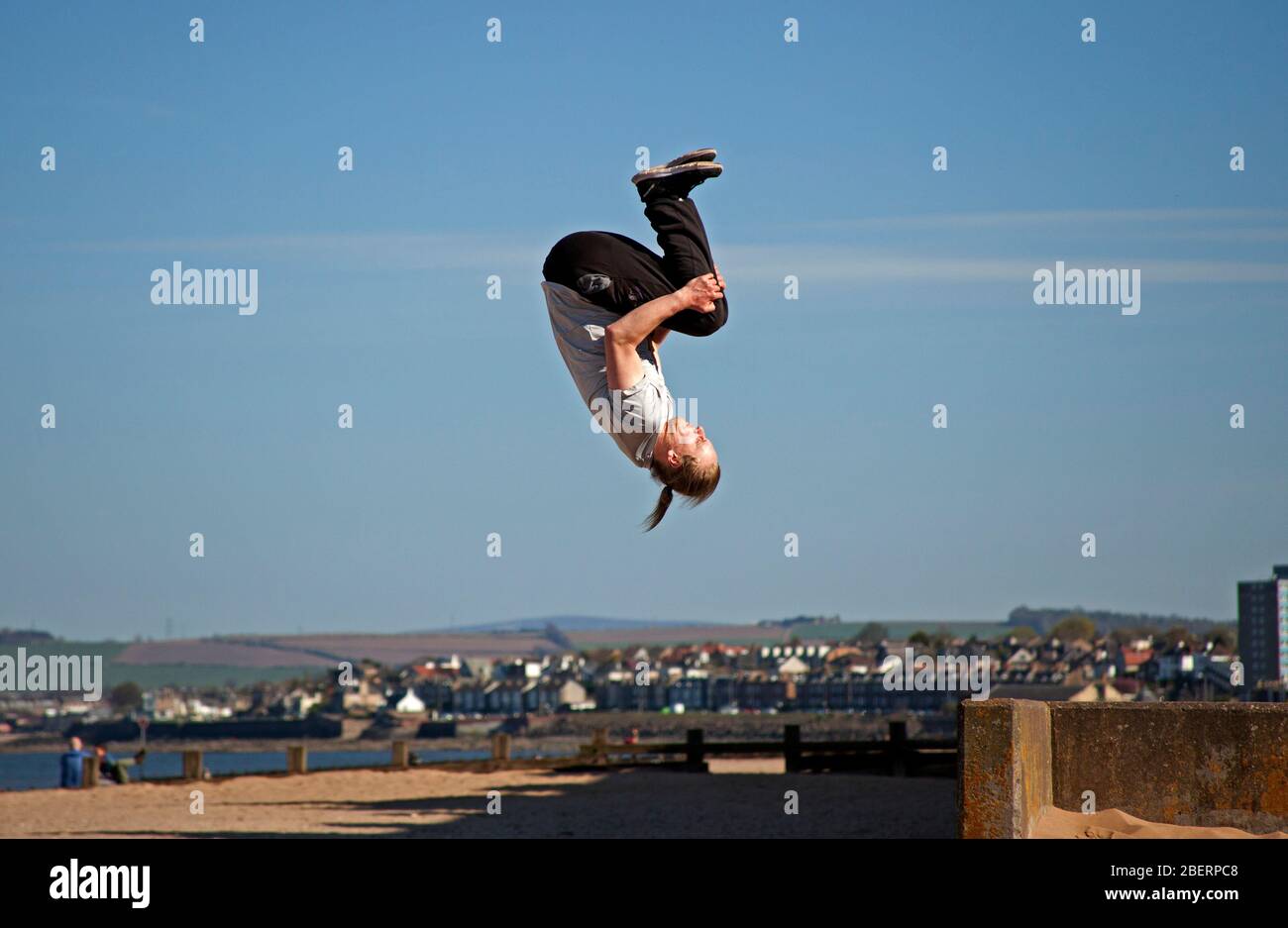 Portobello, Edinburgh, Schottland, Großbritannien. April 2020. Adam von Access Parkour, der führende Anbieter für den Unterricht in Parkour in Edinburgh und Schottland, limbing up mit einigen Zügen, während Klassen abgesagt werden und das Geschäft wegen Coronavirus Lockdown geschlossen ist. Parkour ist eine Trainingsdisziplin mit Bewegung, die aus militärischen Hindernisparcours Ausbildung entwickelt. Die Praktiker, die sogenannten Tracers oder Traceurs, wollen in einer komplexen Umgebung, ohne Hilfsausrüstung und auf die schnellste und effizienteste Weise von einem Punkt zum anderen gelangen. Quelle: Arch White/Alamy Live News Stockfoto