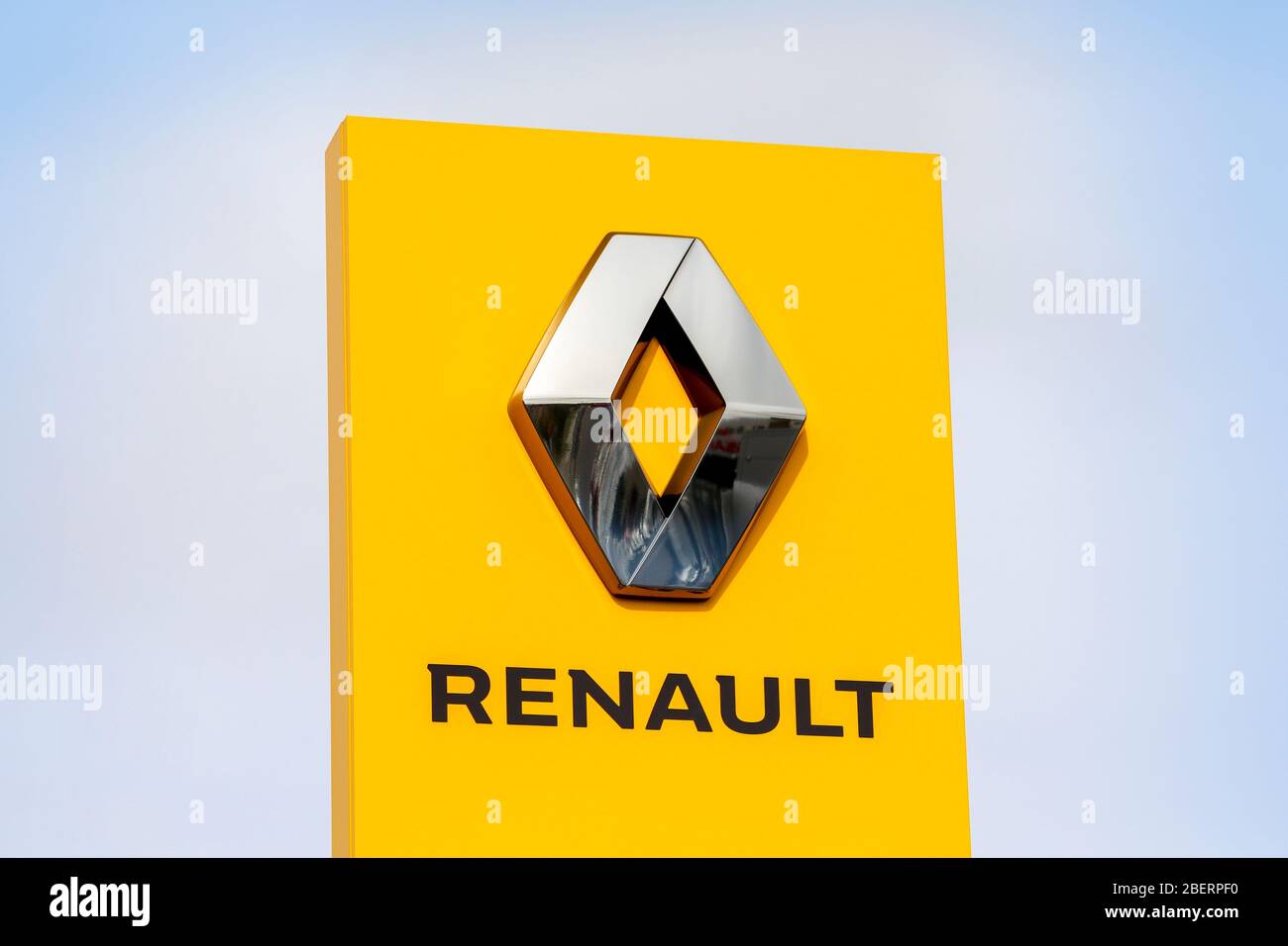 Renault Logo vor einer Autowerkstatt, Irvine, Schottland, Großbritannien Stockfoto