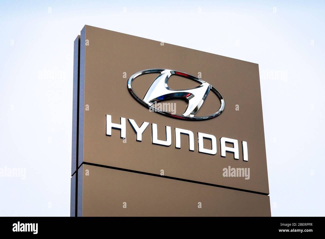 Firmenlogo und Schild für Hyundai Autos außerhalb einer Garage, Irvine, Ayrshire, Schottland, Großbritannien Stockfoto