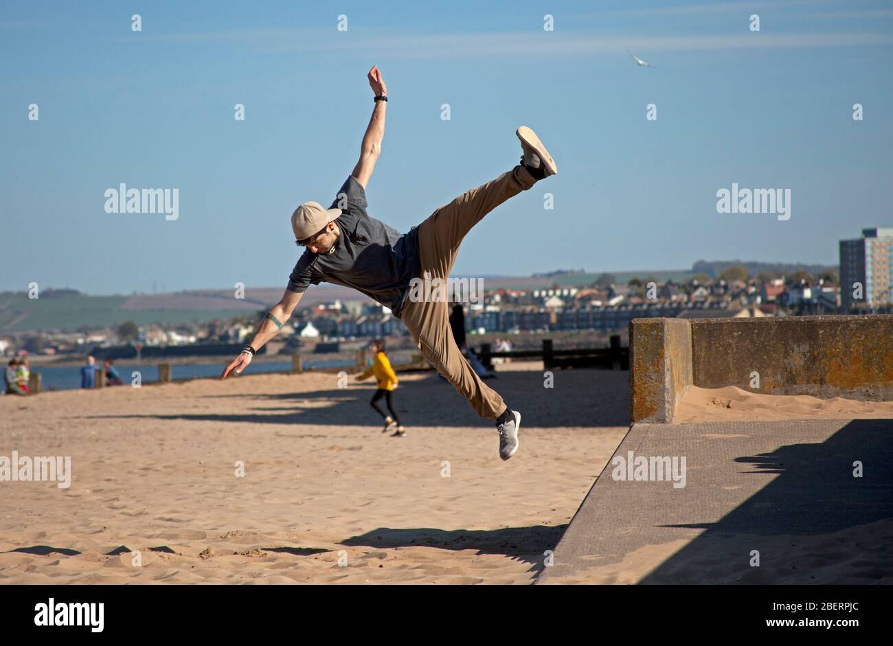 Portobello, Edinburgh, Schottland, Großbritannien. April 2020. Stephano von Access Parkour, der führende Anbieter für den Unterricht in Parkour in Edinburgh und Schottland, die mit einigen Zügen, während der Unterricht abgesagt werden und das Geschäft geschlossen ist wegen Coronavirus Lockdown. Parkour ist eine Trainingsdisziplin mit Bewegung, die aus militärischen Hindernisparcours Ausbildung entwickelt. Die Praktiker, die sogenannten Tracers oder Traceurs, wollen in einer komplexen Umgebung, ohne Hilfsausrüstung und auf die schnellste und effizienteste Weise von einem Punkt zum anderen gelangen. Quelle: Arch White/Alamy Live News Stockfoto