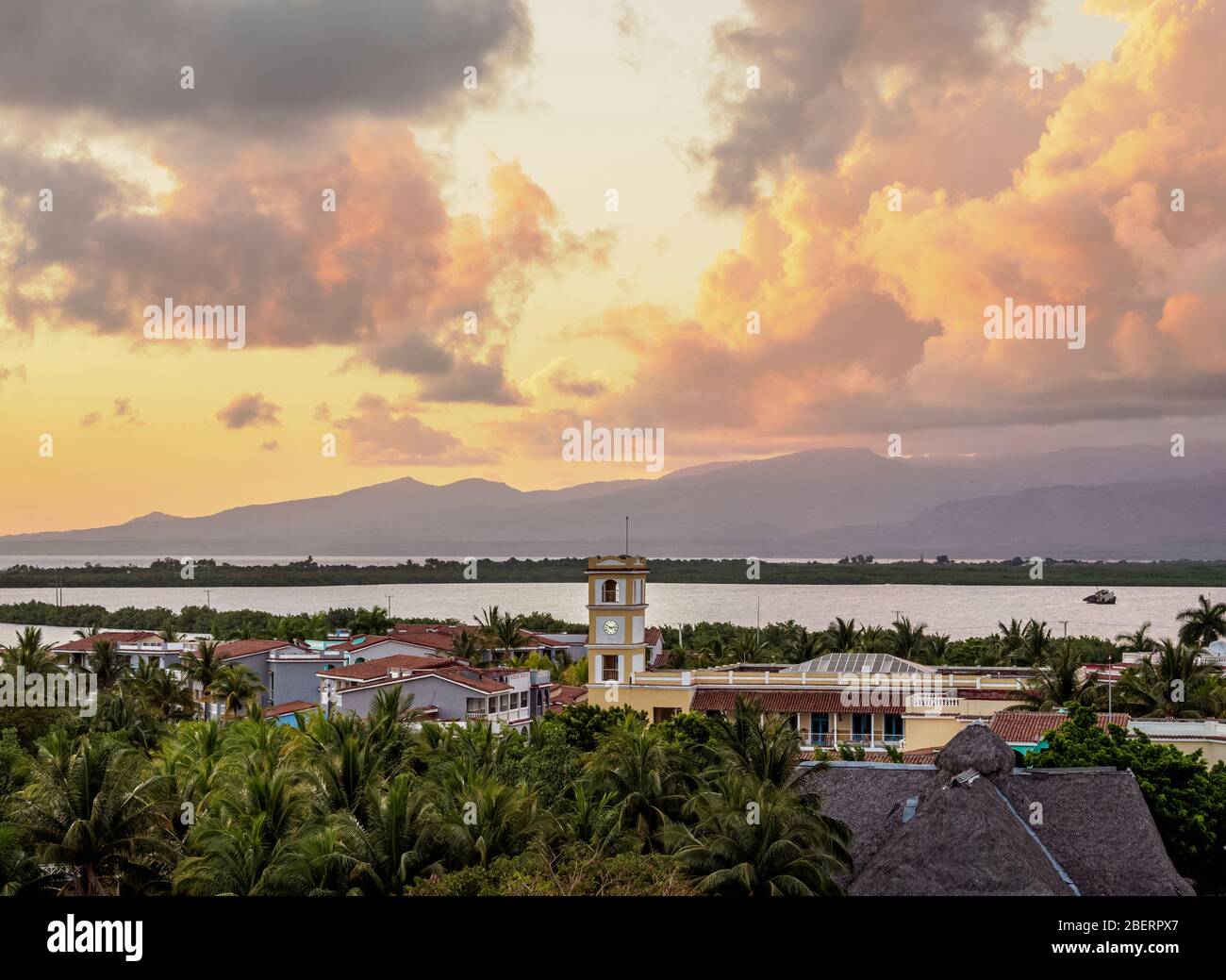 Casilda Bucht bei Sonnenuntergang, erhöhte Aussicht, Trinidad, Sancti Spiritus Provinz, Kuba Stockfoto