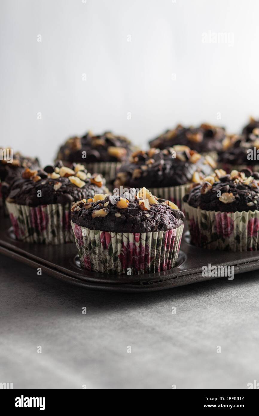 Walnussmuffins in einem Tablett Stockfoto
