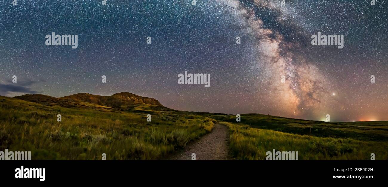 Sommer Milchstraße in Eagle Butte, Grasslands National Park, Kanada. Stockfoto