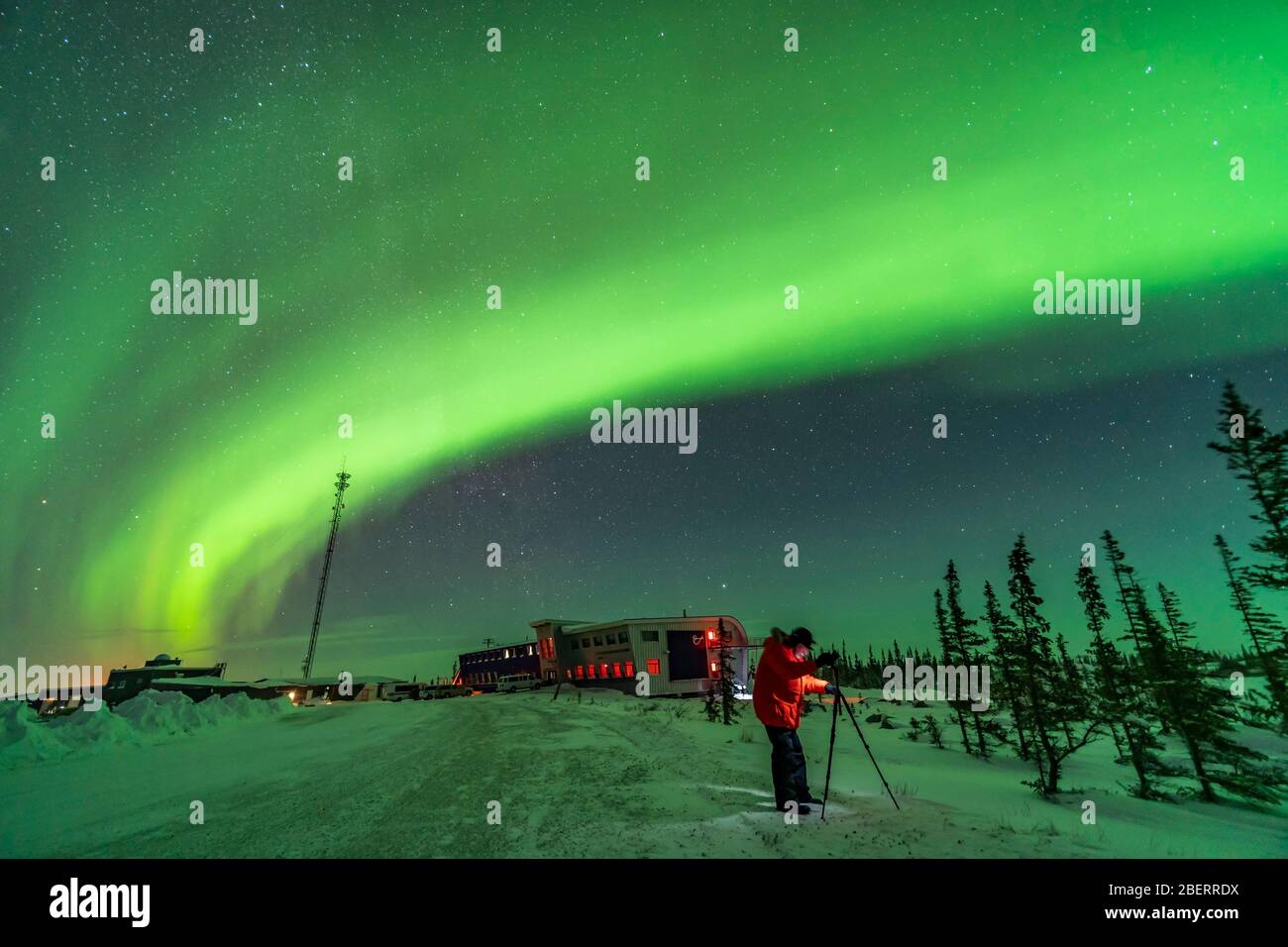 Fotograf bei Aufnahmen der Nordlichter, Churchill, Kanada. Stockfoto