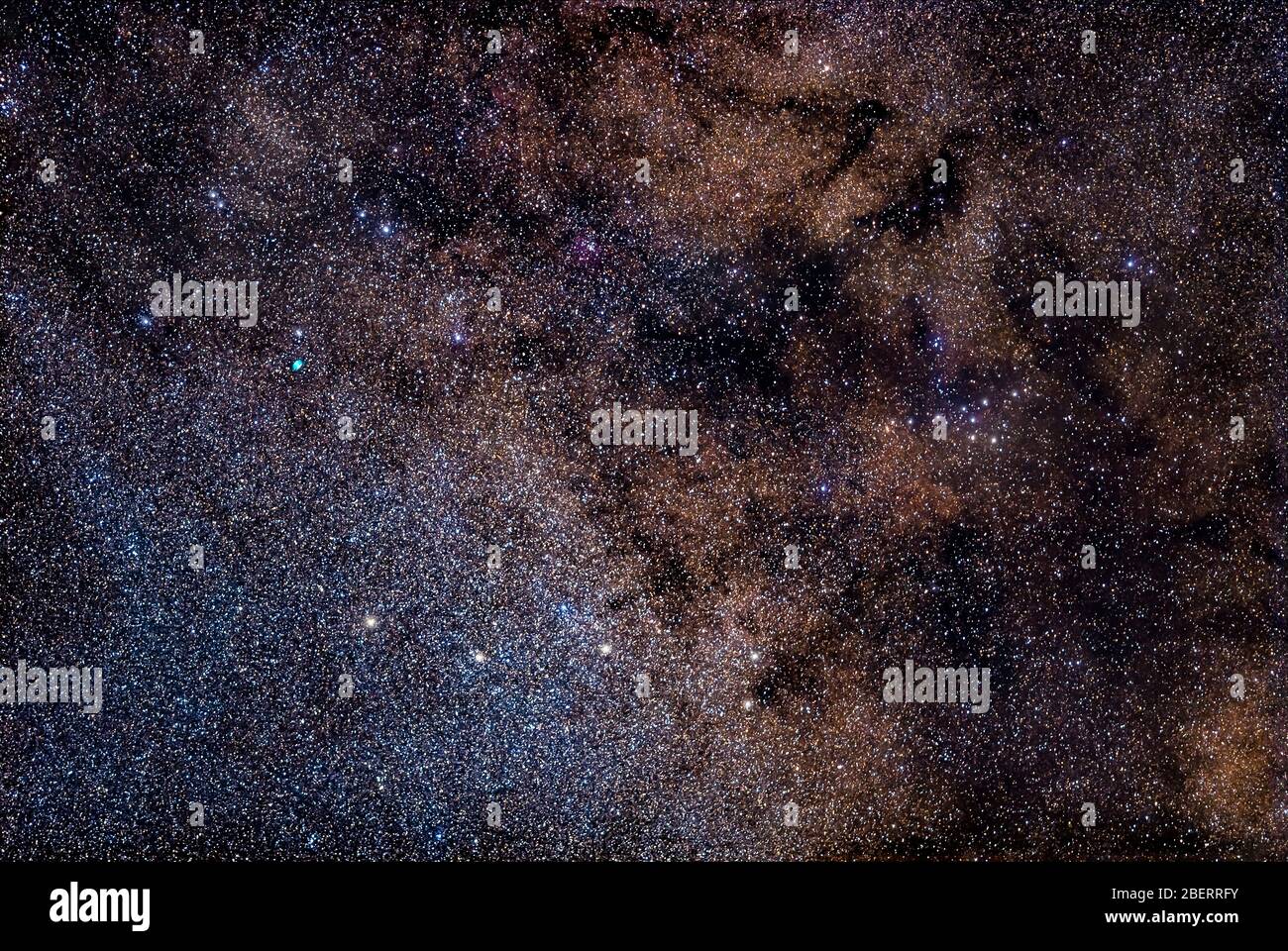 Region der Milchstraße mit dem Hantel-Nebel, Coatanger-Asterismus und anderen Himmelsobjekten. Stockfoto