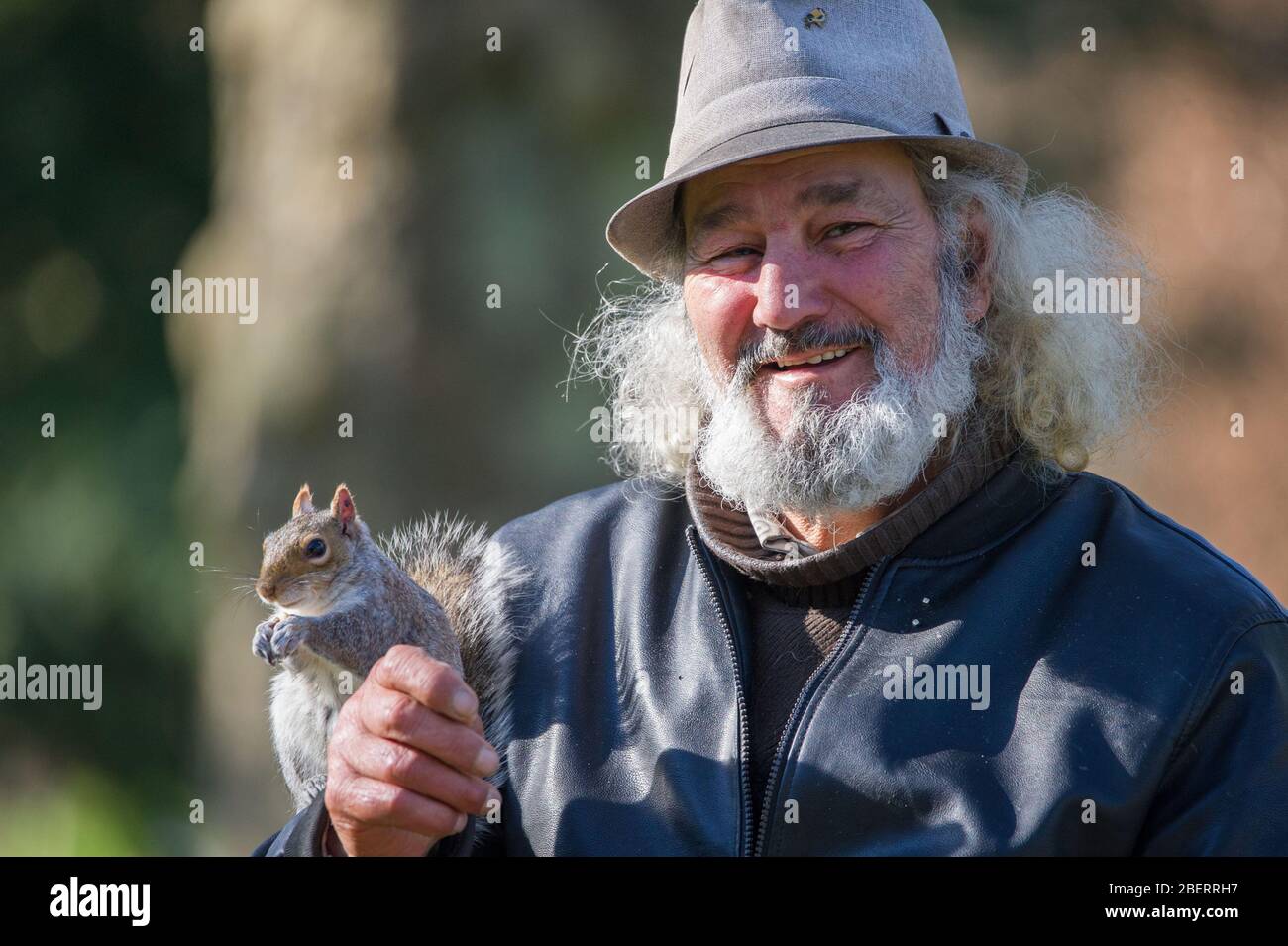 Trossachs, Großbritannien. April 2019. Im Bild: Mann, der ein Eichhörnchen im Park füttert. Szenen in den Botanischen Gärten von Glasgow während der Coronavirus Lockdown. Quelle: Colin Fisher/Alamy Live News Stockfoto