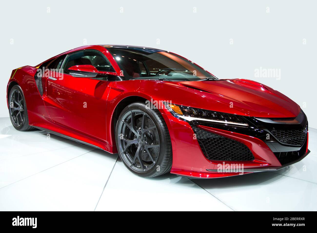 Roter Luxus-Sportwagen auf weißem Hintergrund isoliert. Stockfoto Roter Luxus-Sportwagen auf weißem Hintergrund isoliert. Stockfoto