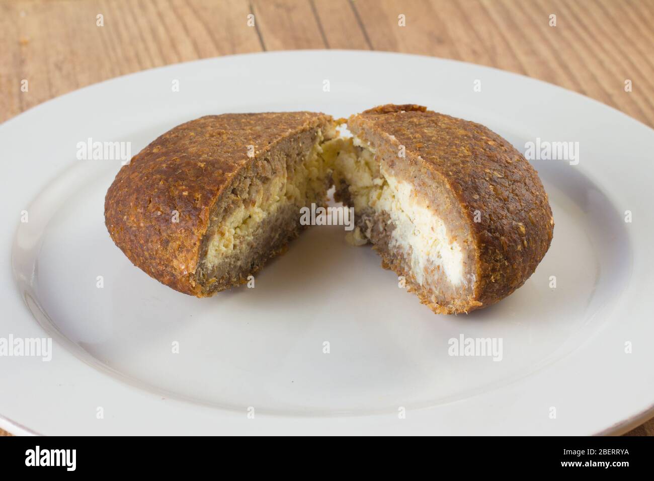 Arabisches Kibbeh oder Kibe über einem Holztisch Stockfoto