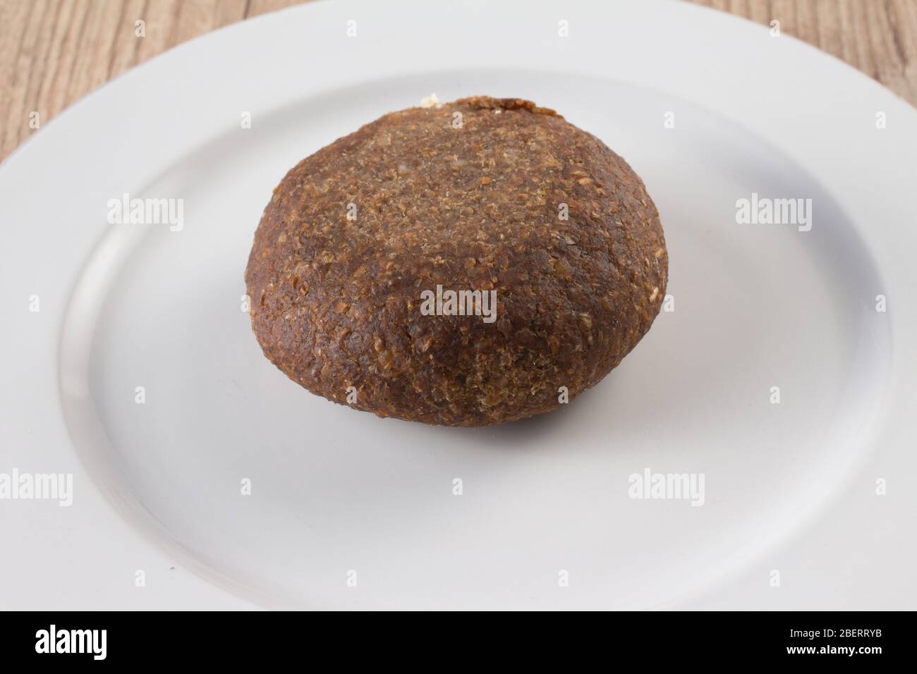 Arabisches Kibbeh oder Kibe über einem Holztisch Stockfoto