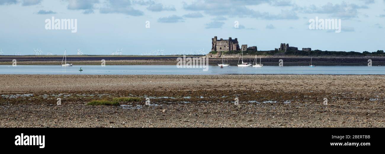 Piel Castle auf Piel Island bei Barrow in Furness in Cumbria bei Ebbe von Roa Island aus gesehen Stockfoto