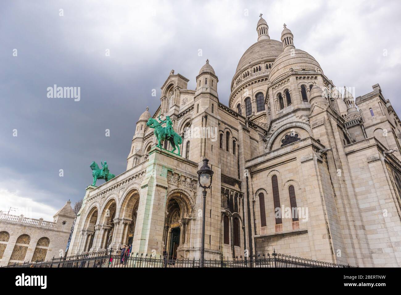 Paris, Frankreich - 8. APRIL 2019: Blick auf die Basilika Sacre Coeur an einem bewölkten Tag. Basilika des Heiligen Herzens. Paris, Frankreich, Europa Stockfoto