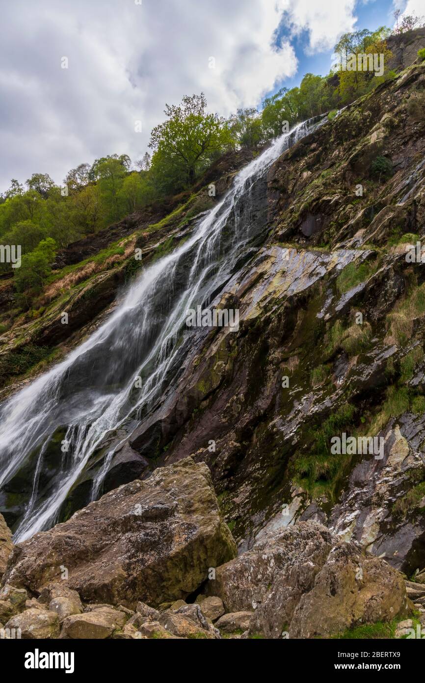 Panoramablick auf den Powerscourt Wasserfall, Irlands höchsten Wasserfall am Fuße der Wicklow Mountains in Irland. Stockfoto