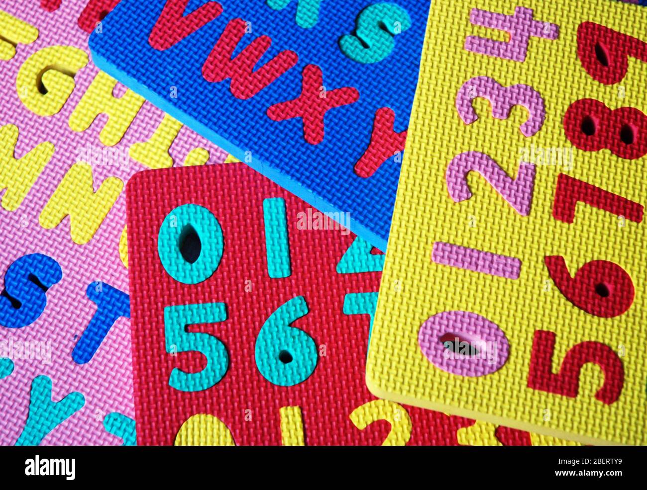 Bunte Puzzle-Spiel für Kinder mit Zahlen und Buchstaben Stockfoto