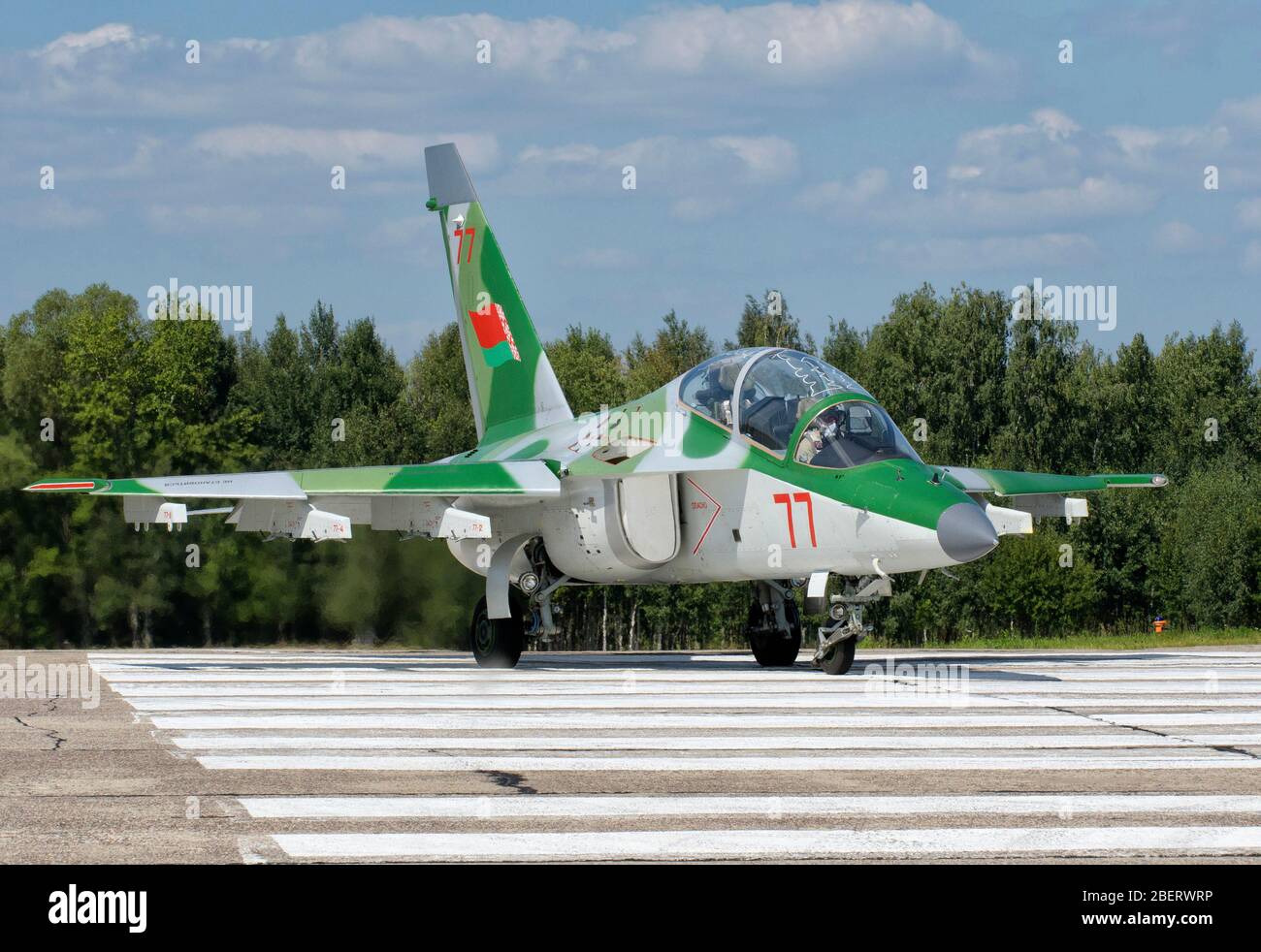 Weißrussische Luftwaffe Yak-130 beim Rollen auf der Dyagilevo Air Base, Russland. Stockfoto