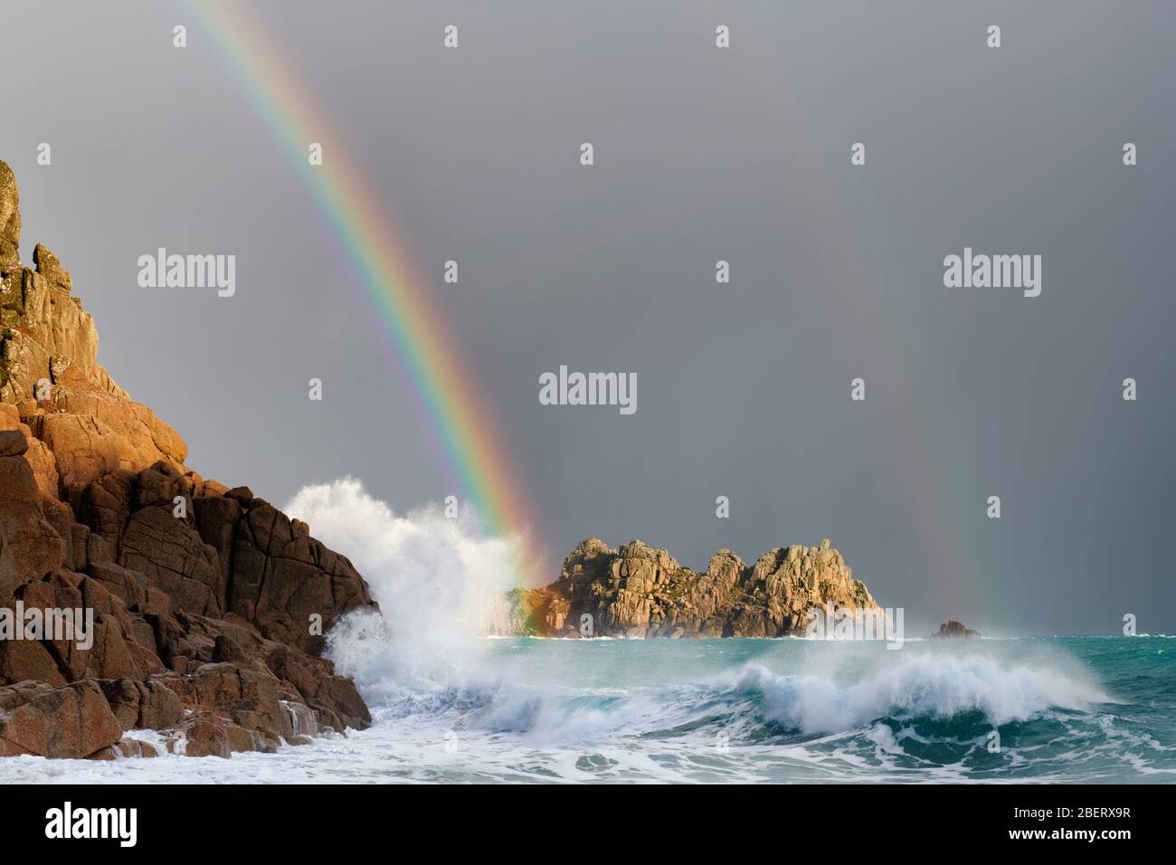 Regenbogen über Logan Rock, Porthcurno Stockfoto