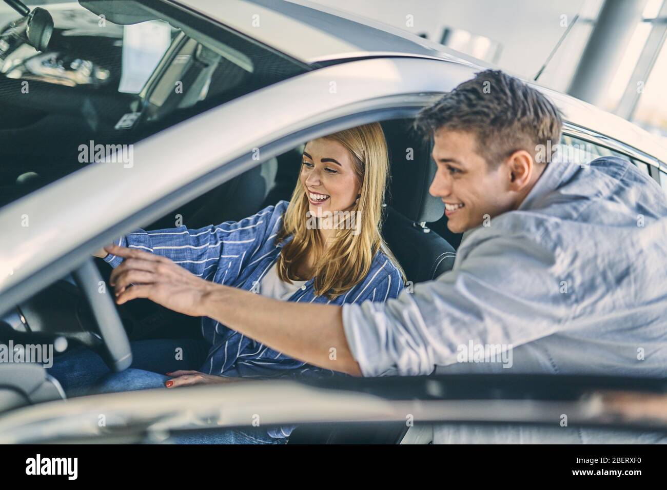 Lächelndes Paar, das sich bereit macht, zu fahren und Spaß zu haben. Stockfoto