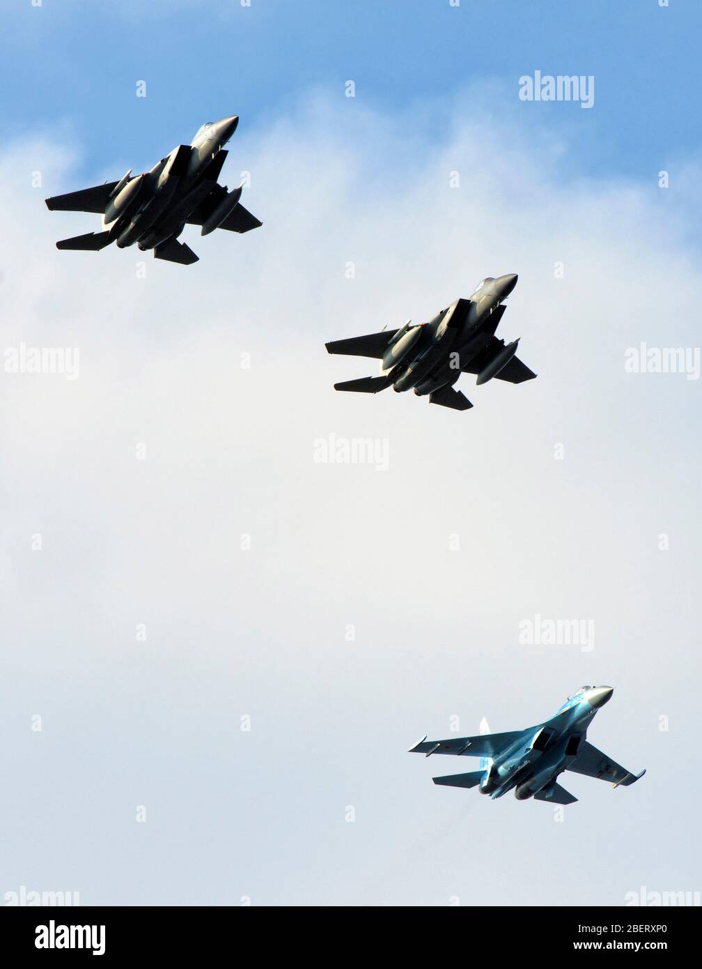 Die ukrainische Luftwaffe Su-27 und die Vereinigten Staaten F-15 im Flug. Stockfoto