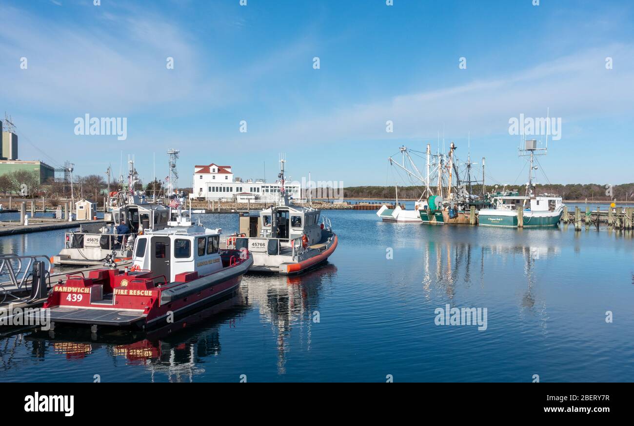 Rettungsboote und kommerzielle Fischereifahrzeuge dockten an Sandwich Marina in Cape Cod, Massachusetts, USA Stockfoto