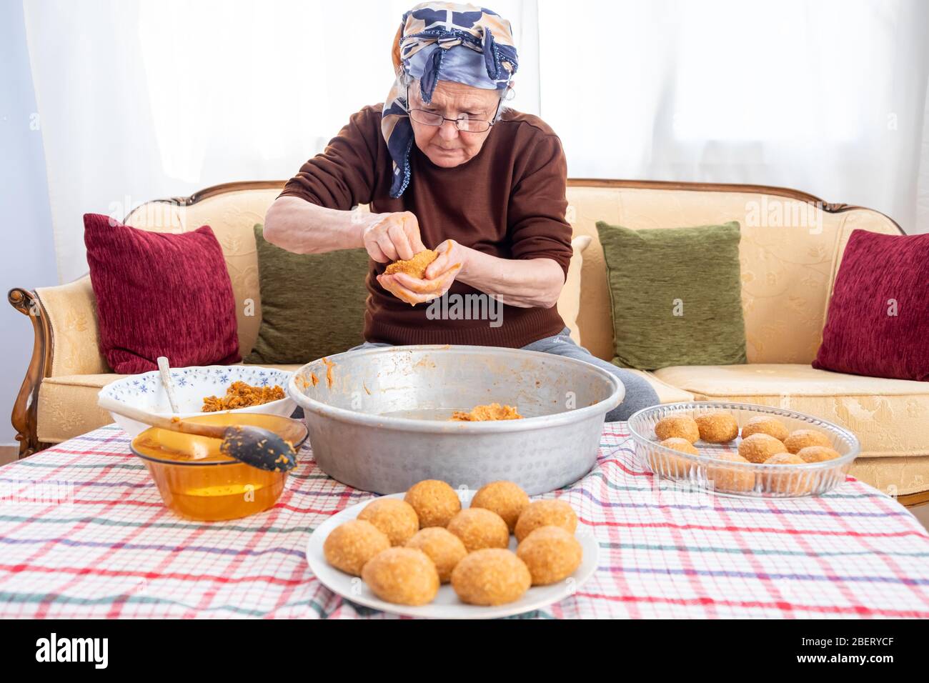Traditionelle türkische Küche; gefüllte Fleischbällchen, türkisch bekannt als "icli kofte". Frau macht gefüllte Fleischbällchen zu Hause. Stockfoto