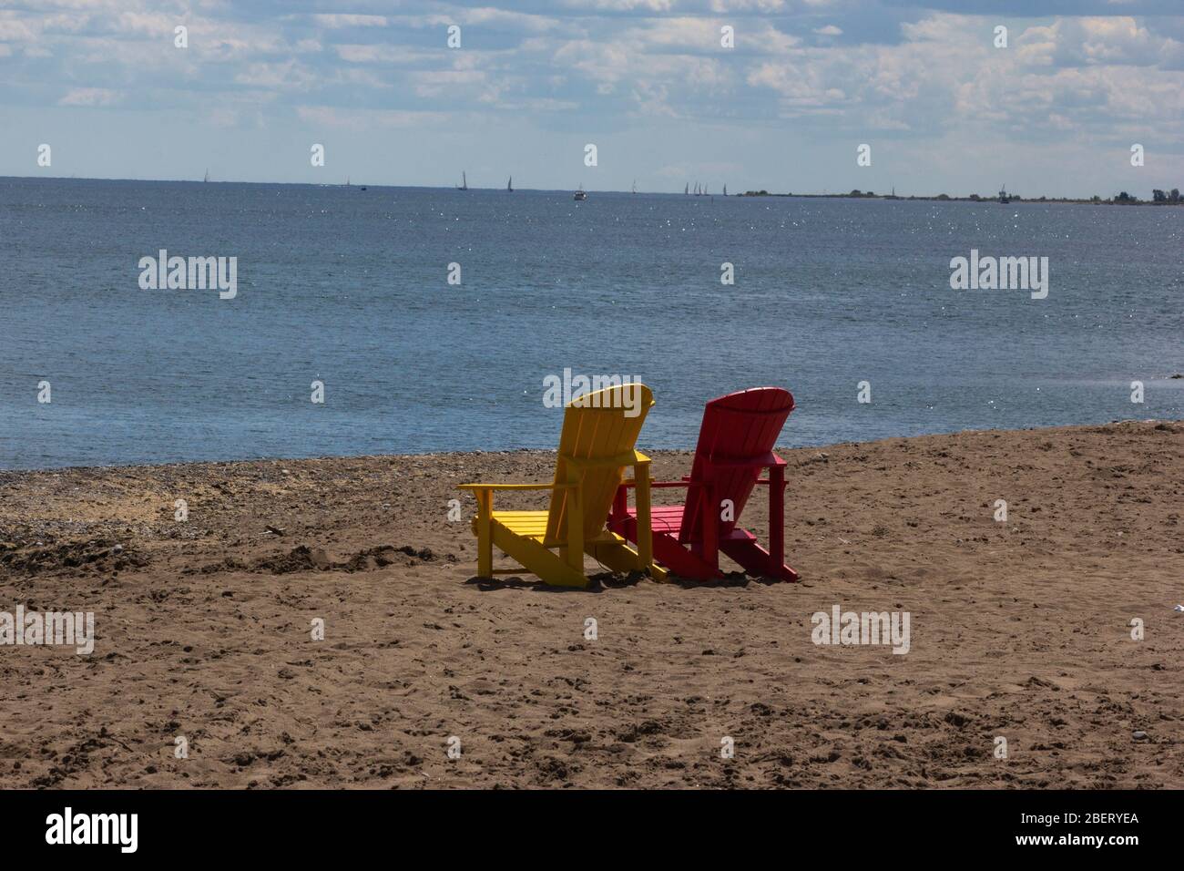 Zwei Stühle am Strand Stockfoto