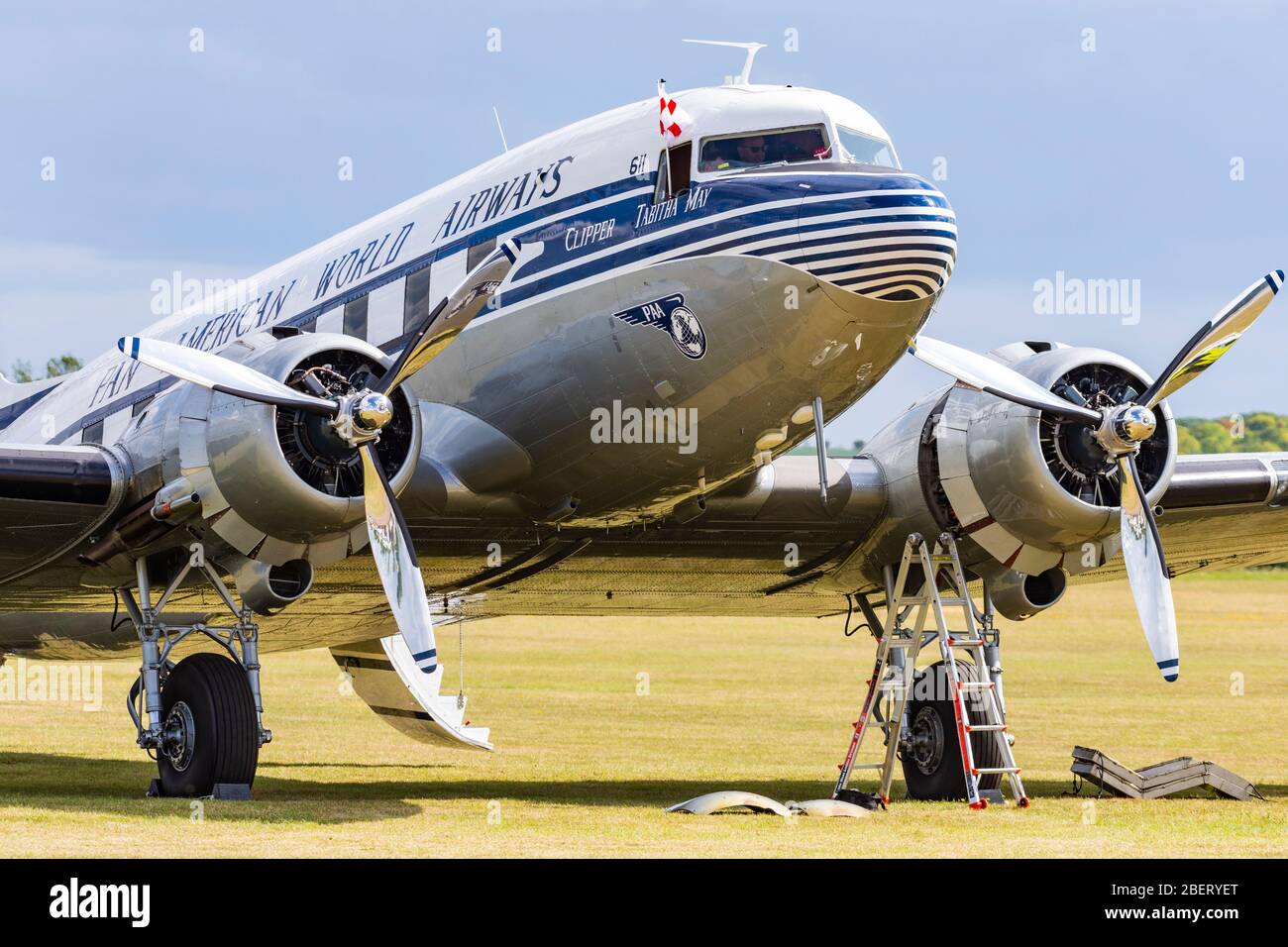 Douglas C 47 Dakota Tabitha Mai Unterhalt in Duxford während des D-Day 75 Jahrestag DAKS über Duxford Gedenkveranstaltung Stockfoto
