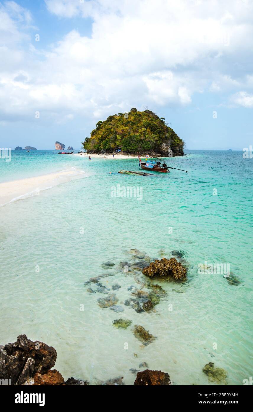 Kristallklares Wasser auf den Tup-Inseln, Teil der Four Island Tour in der Provinz Krabi. Ao Nang, Thailand. Stockfoto