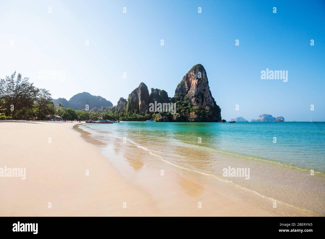 Schöner weißer Sandstrand mit blauem Wasser, Railay Beach in der Provinz Krabi. Ao Nang, Thailand. Stockfoto