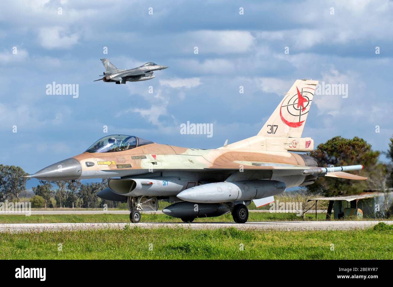 Israelische Luftwaffe F-16 während der Übung Iniohos 2018, Griechenland. Stockfoto