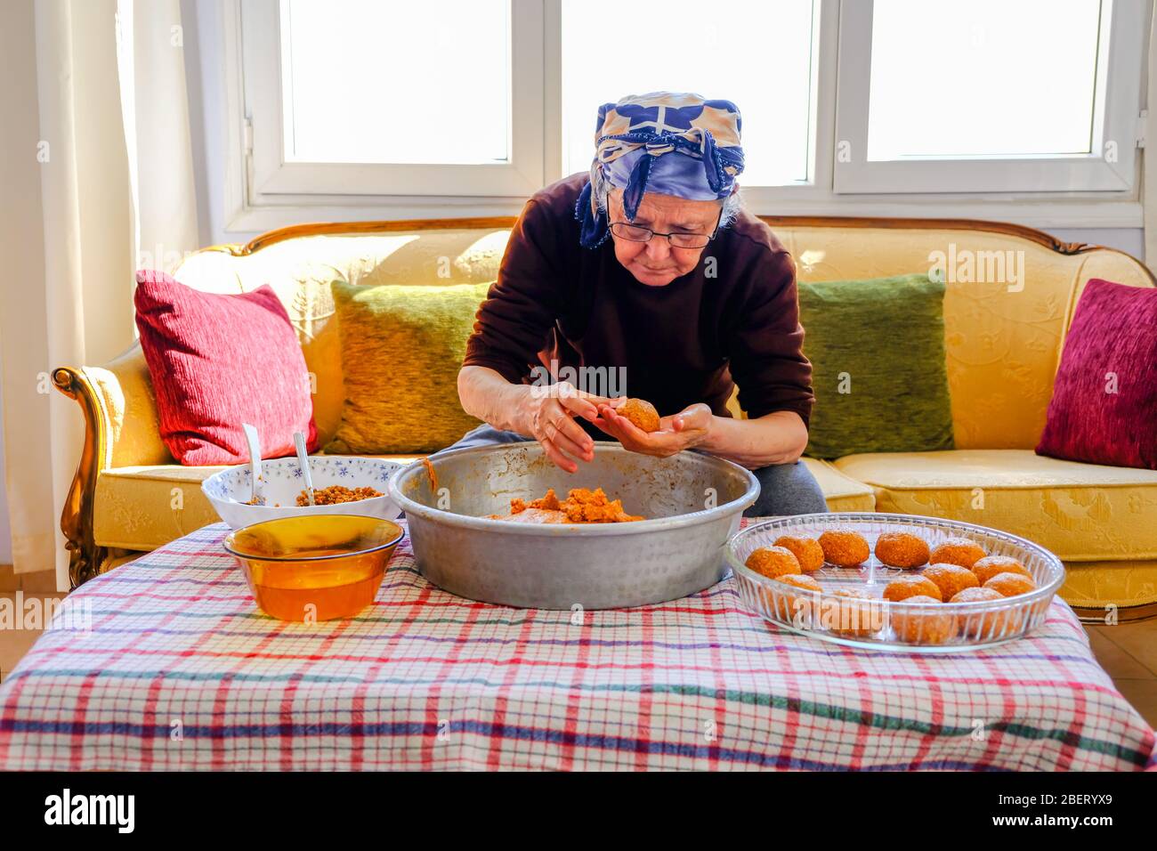 Traditionelle türkische Küche; gefüllte Fleischbällchen, türkisch bekannt als "icli kofte". Frau macht gefüllte Fleischbällchen zu Hause. Stockfoto