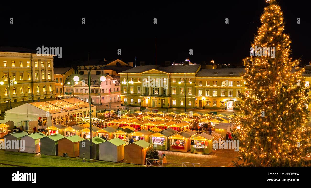 Helsinki Weihnachtsmarkt am Senatsplatz Helsinki, Helsinki Kathedrale , Finnland. Stockfoto