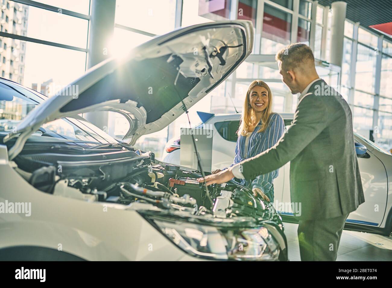 Fröhliches Mädchen bereit für ein neues Auto zu kaufen. Geschäftskonzept Stockfoto