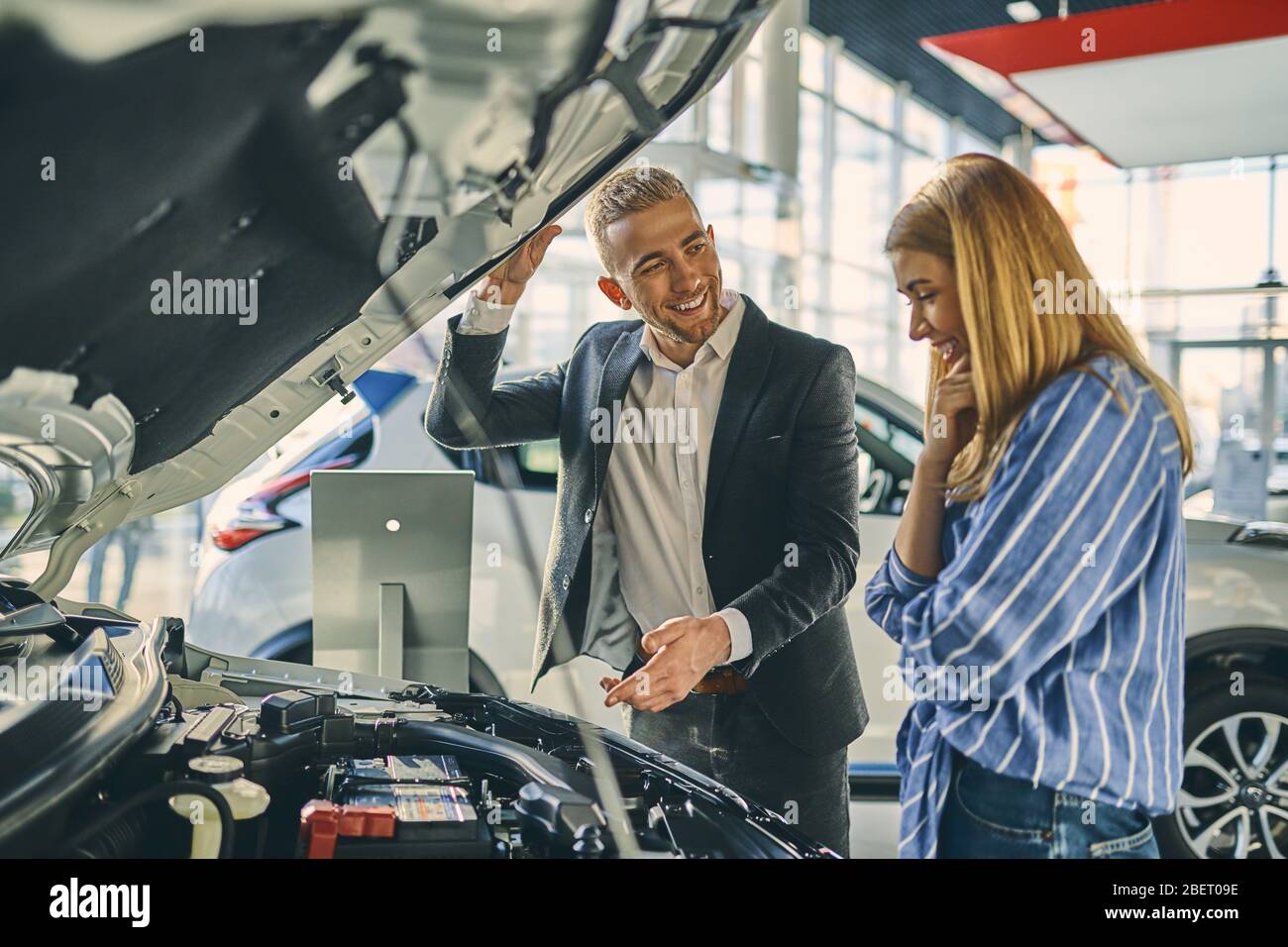 Fröhliches Mädchen bereit für ein neues Auto zu kaufen. Geschäftskonzept Stockfoto