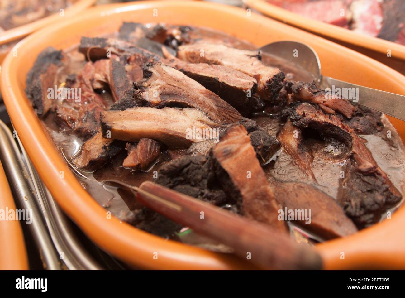 Schweinefleisch aus der traditionellen brasilianischen Feijoada Stockfoto