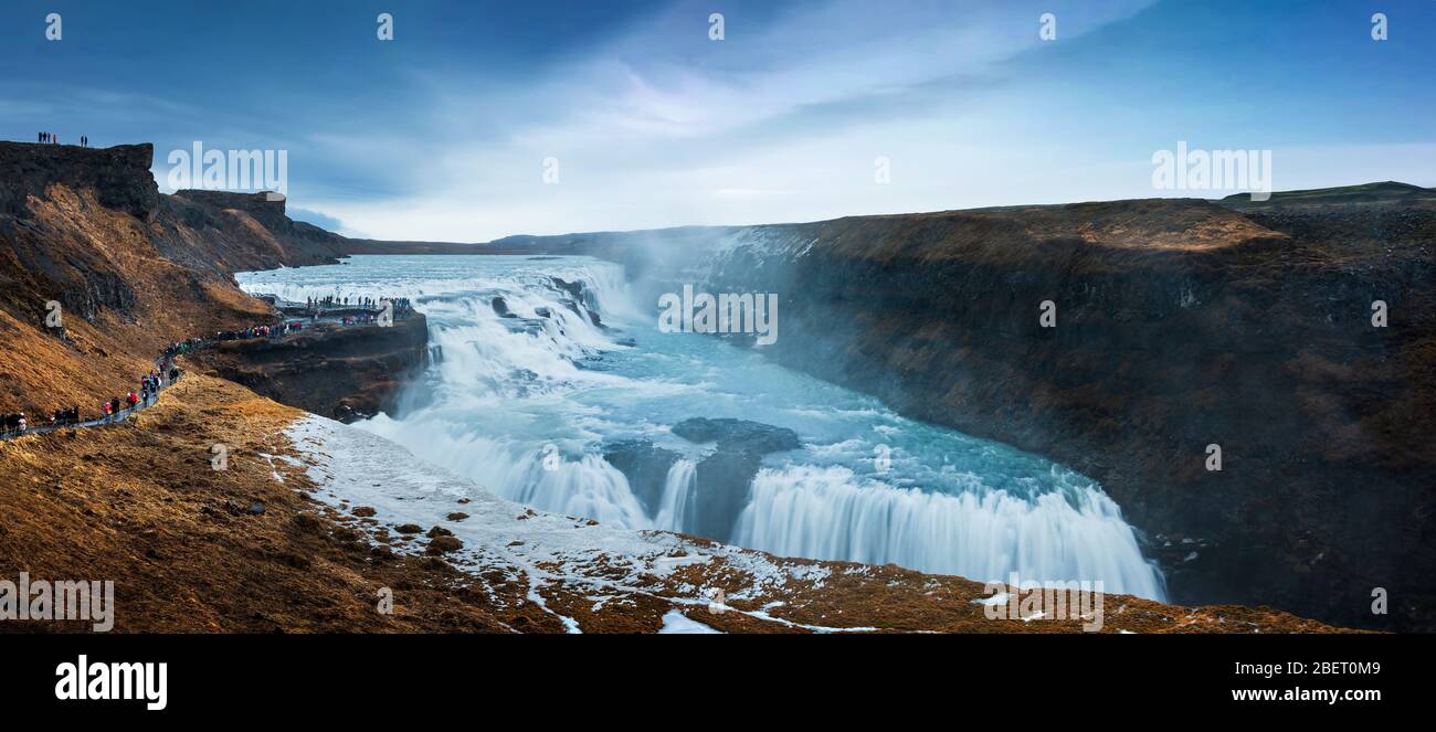 Atemberaubender Gullfoss Falls Wasserfall im Südwesten Islands auf einer Golden Circle Route, isländische Reise Ziel Szene Panoramablick Stockfoto