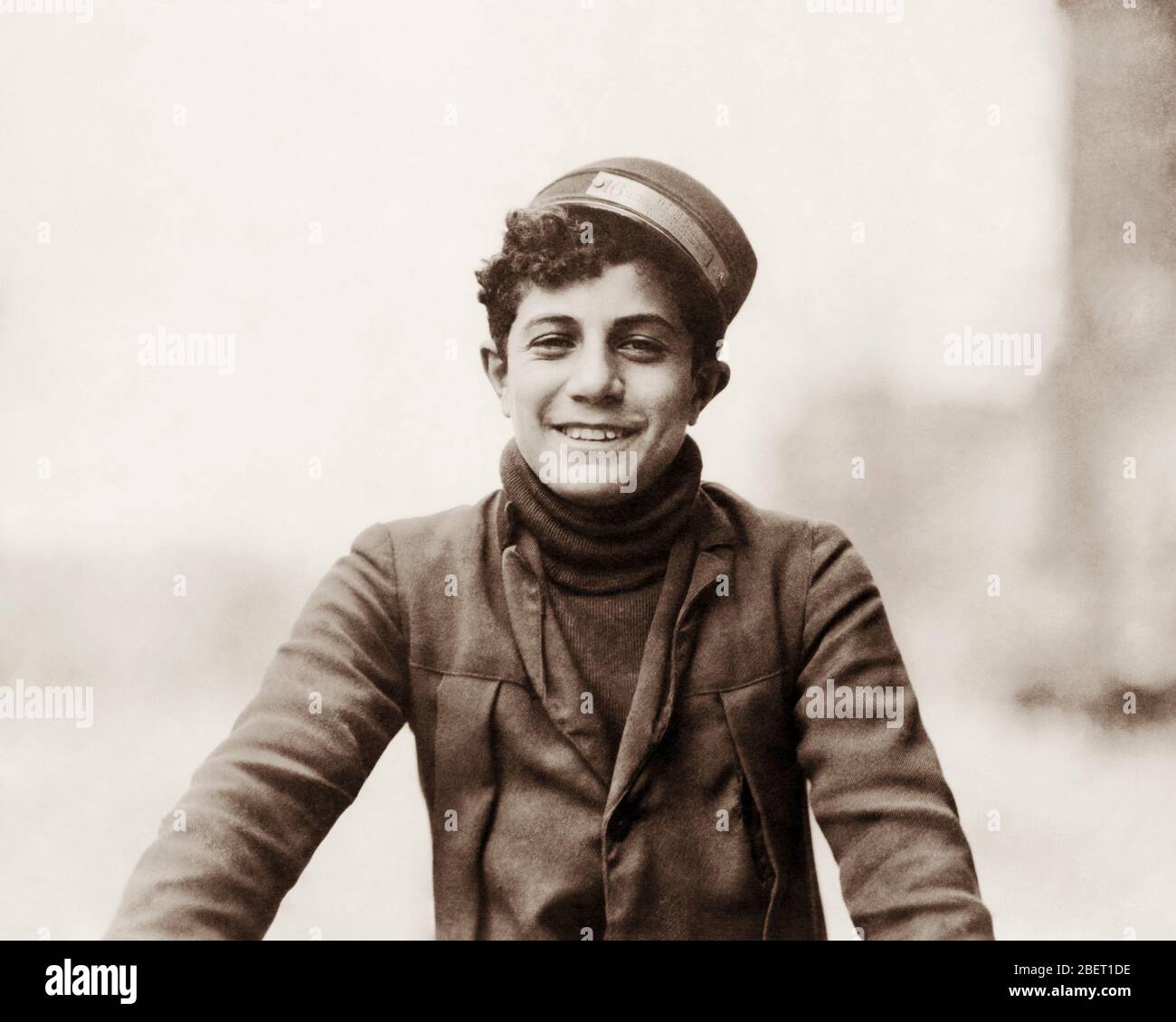 Ein kleiner Junge, der 1912 für den Dime Messenger Service in Washington, DC arbeitete. Stockfoto