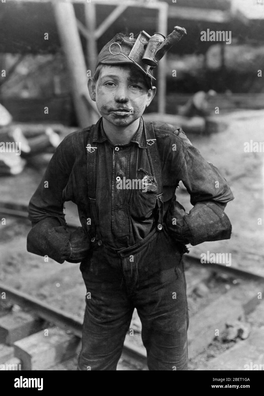 Ein schmutziger junger Kohlemeister nach einem langen Arbeitstag in den Minen von West Virginia. Stockfoto