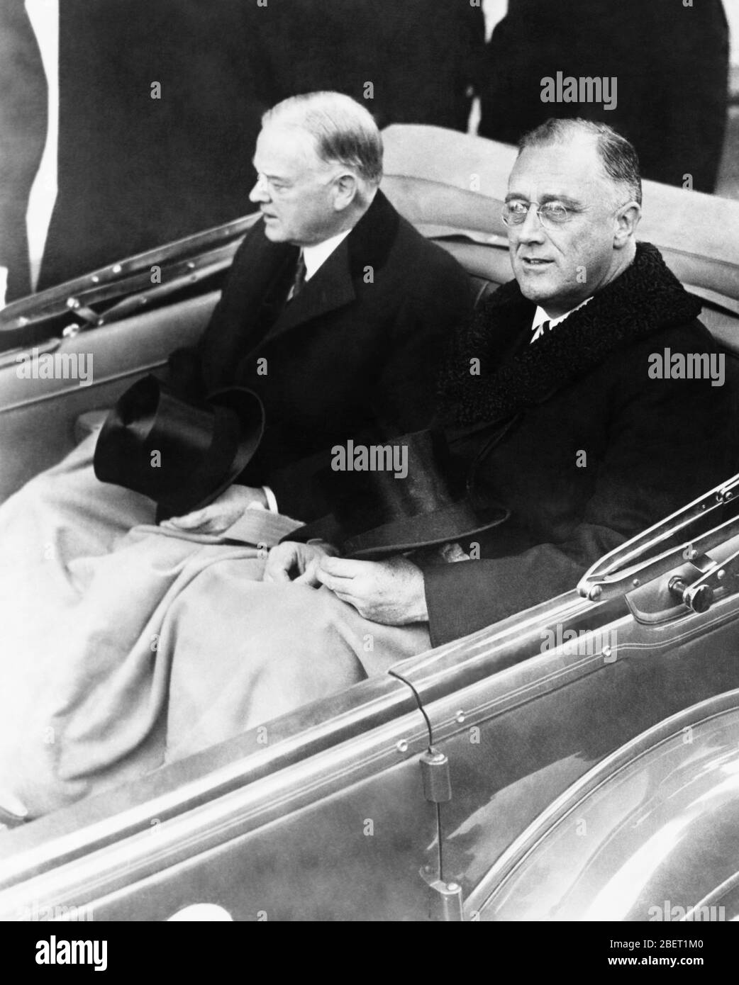 Herbert Hoover und Franklin D. Roosevelt in einem Cabrio. Stockfoto
