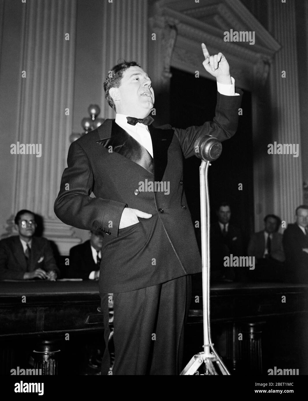 Senator Huey P. Long im Smoking, der 1935 eine Rede hielt. Stockfoto