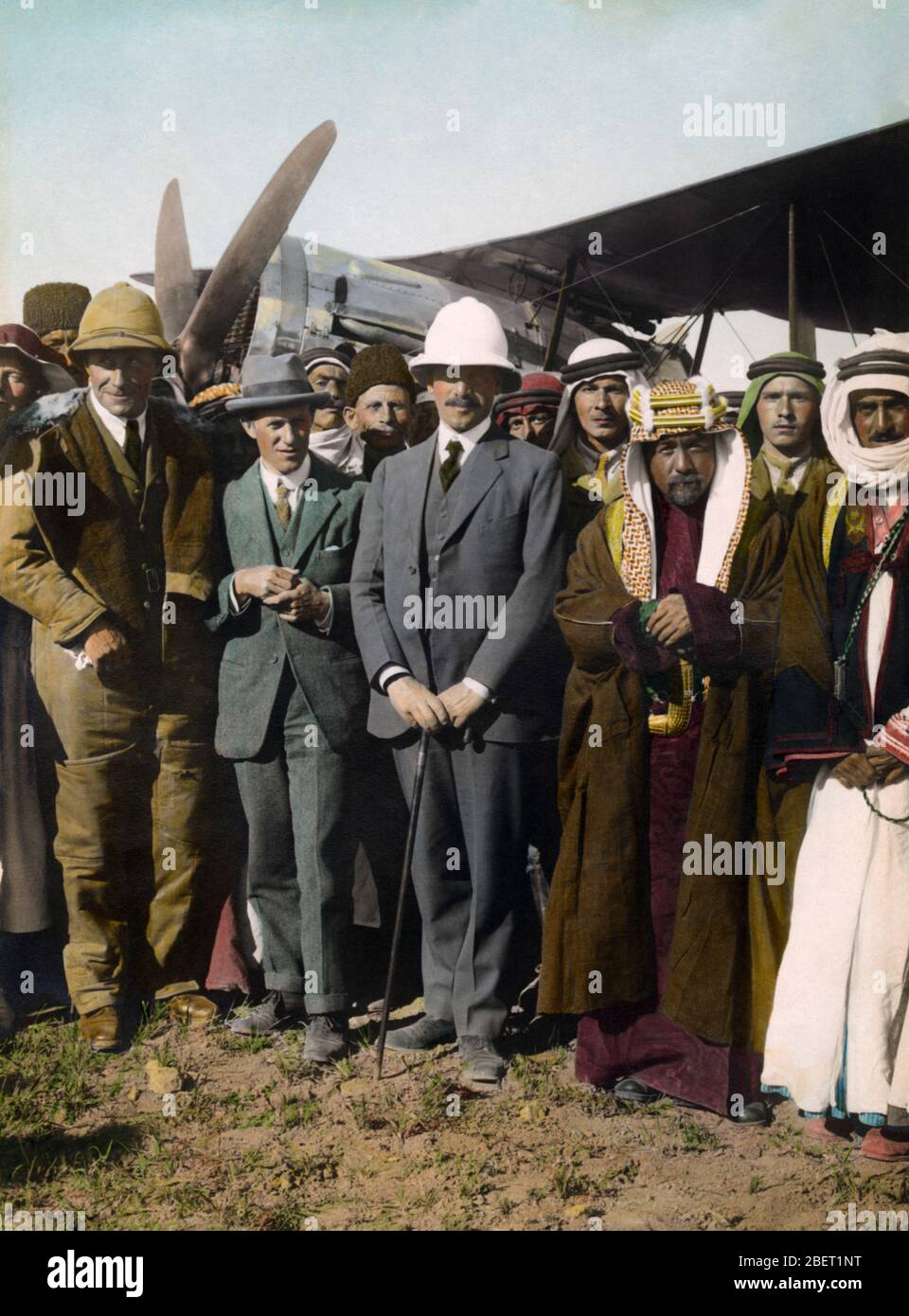 Erster Viscount Herbert Samuel, Oberst T.E. Lawrence und Sheik Amir Abdullah vor einem Doppeldecker. Stockfoto