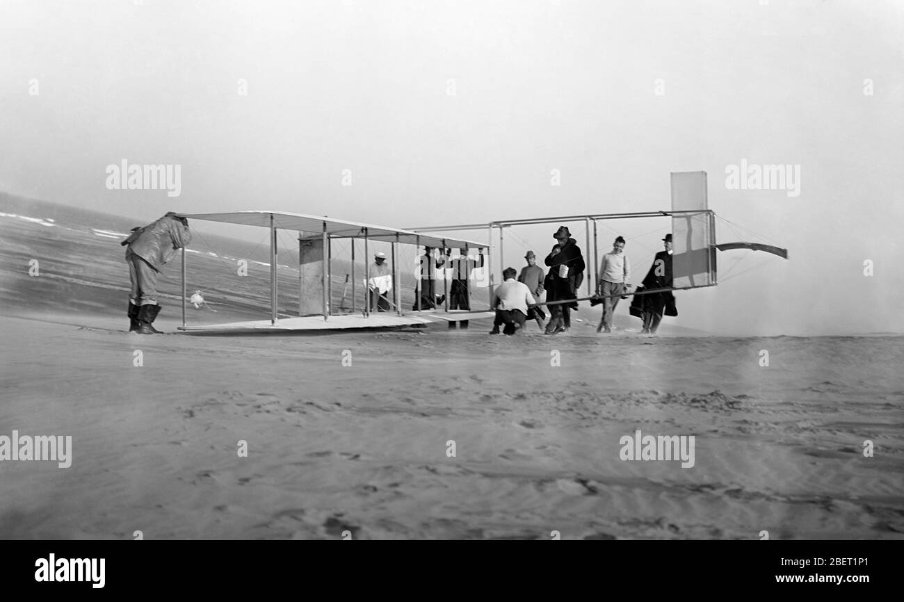 Orville Wright und sein Team bereiten den Segelflugzeug des Bruders Wright für den Flug vor, 1911. Stockfoto