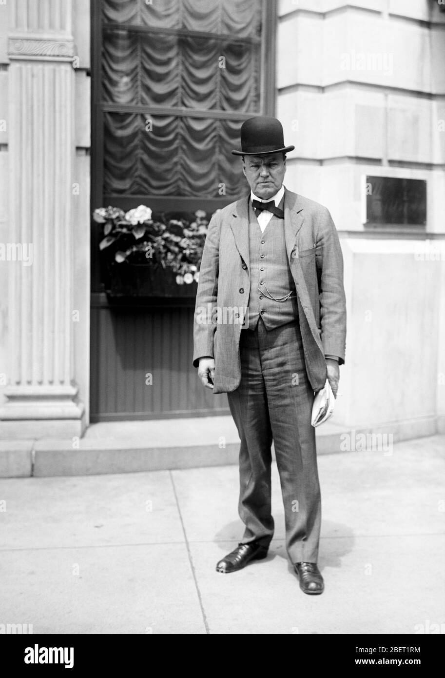 Rechtsanwalt Clarence Darrow steht auf der Straße. Stockfoto