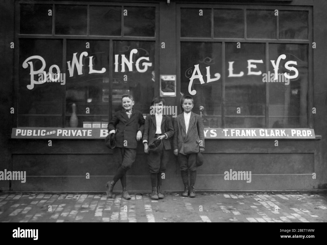 Vintage Foto von einer Reihe von jungen Jungen posiert vor einer Bowlingbahn, wo sie arbeiten. Stockfoto