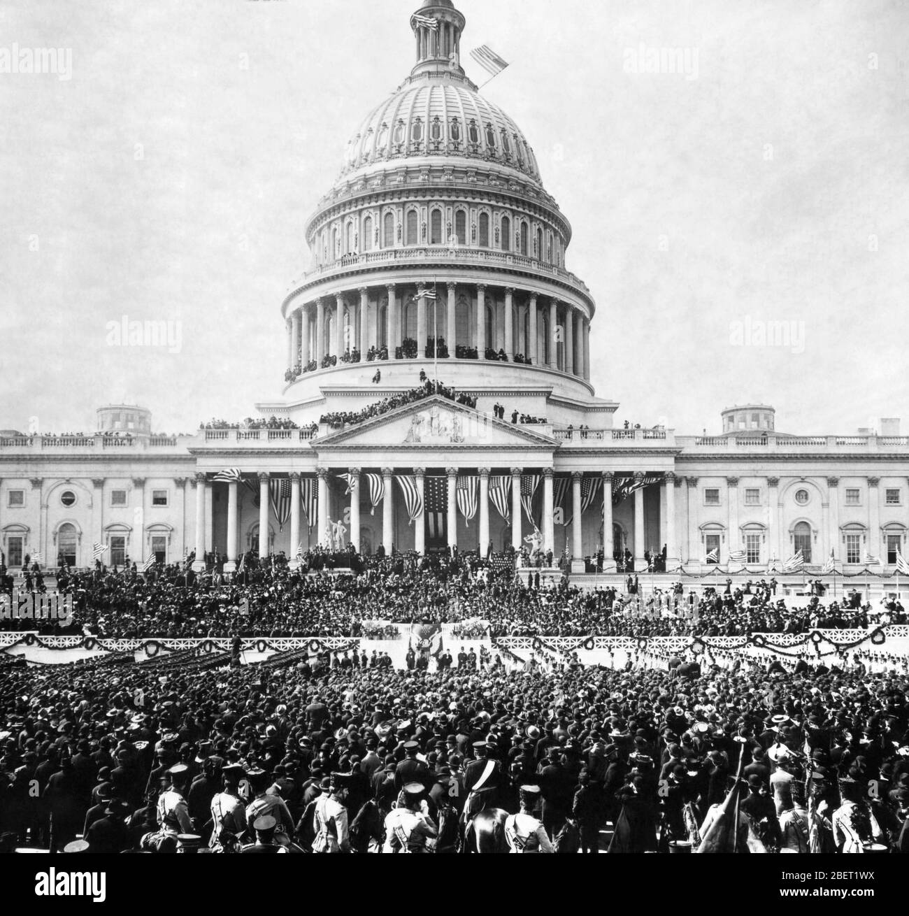 Menschenmassen versammelten sich vor dem US-Kapitol zur Einweihung von Theodore Roosevelt, 1905. Stockfoto