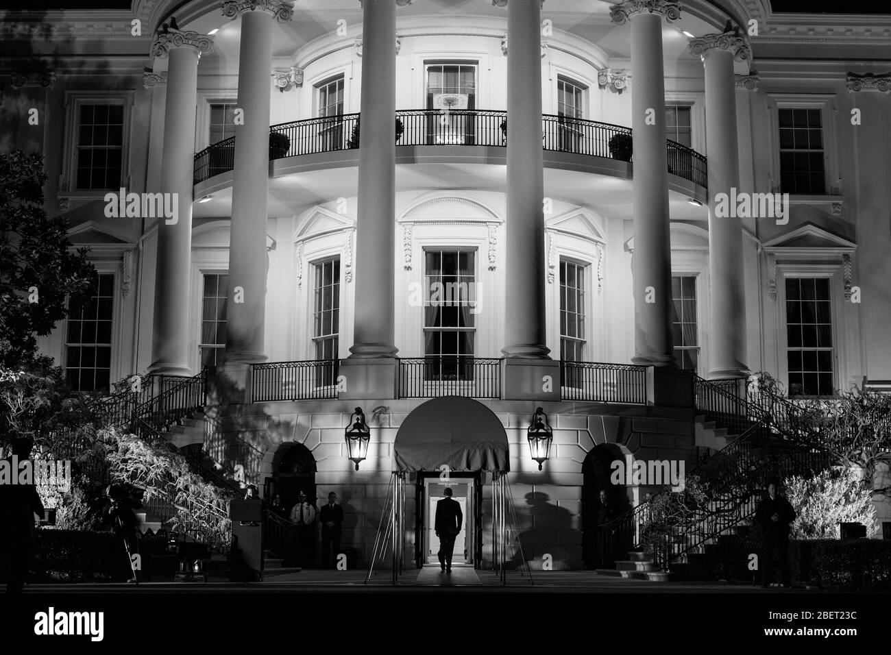 Präsident Barack Obama betritt das Weiße Haus über den Südportikus. Stockfoto