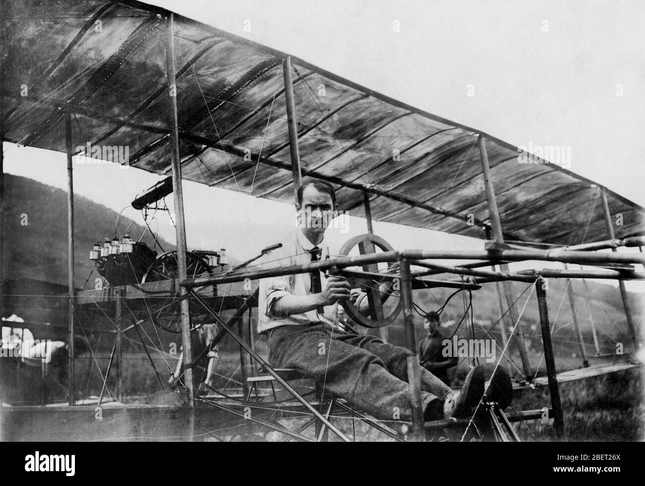 Glenn Curtiss, Gründer der US-Flugzeugindustrie, sitzt in seinem Doppeldecker. Stockfoto